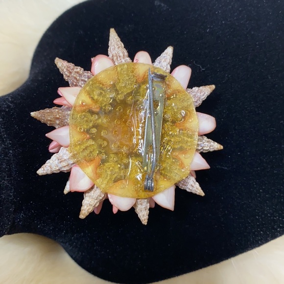 .- Vintage Pink Sea Shell Brooch - Handmade Pink Shell Pin - Picture 4 of 4
